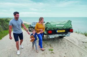 Geparkeerde auto met Holkamper vouwwagen aan zee