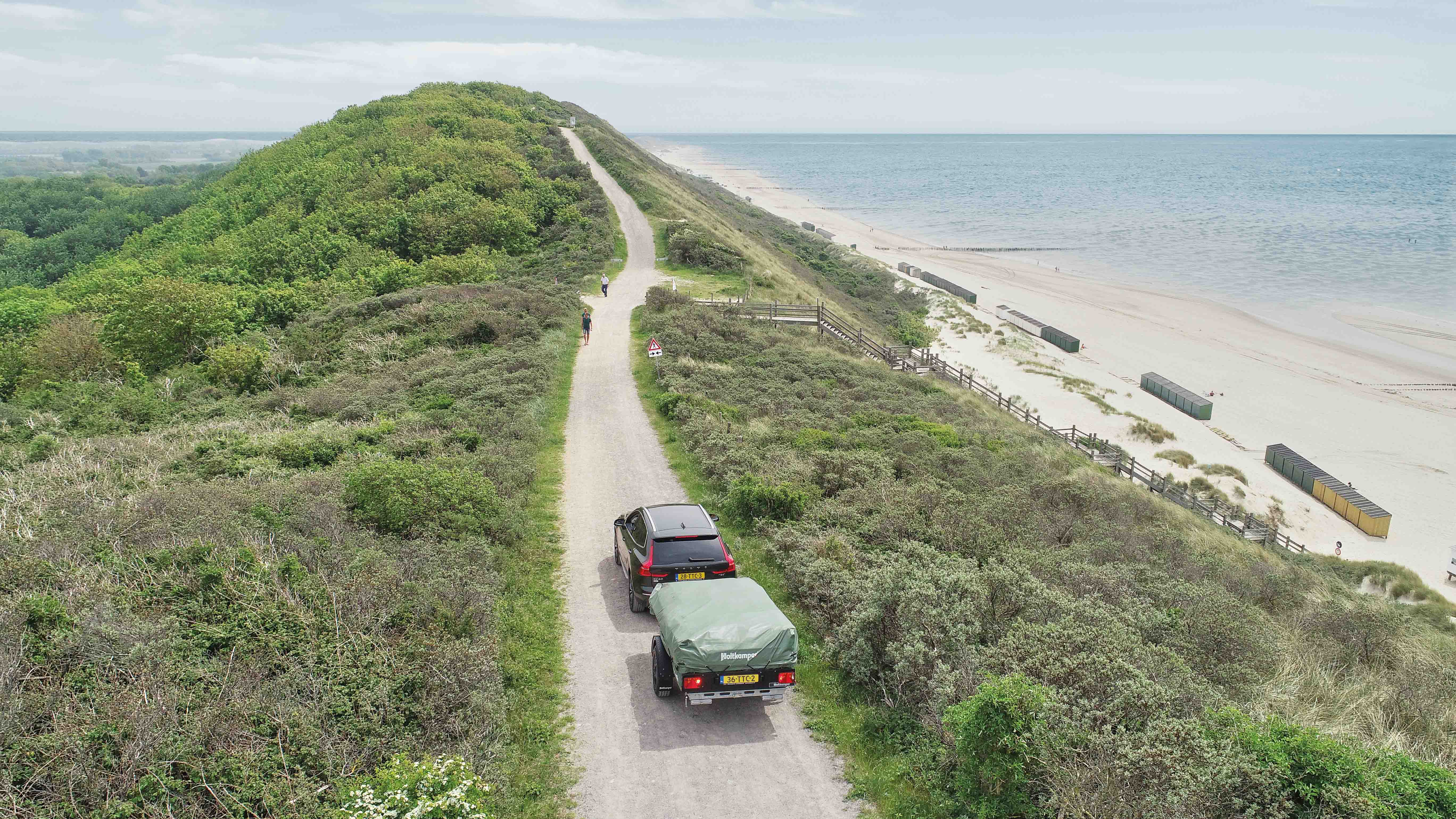 Rijdend langs het strand met ingepakte Holtkamper vouwwagen